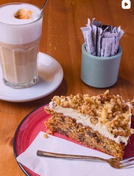 Latte und Kuchen